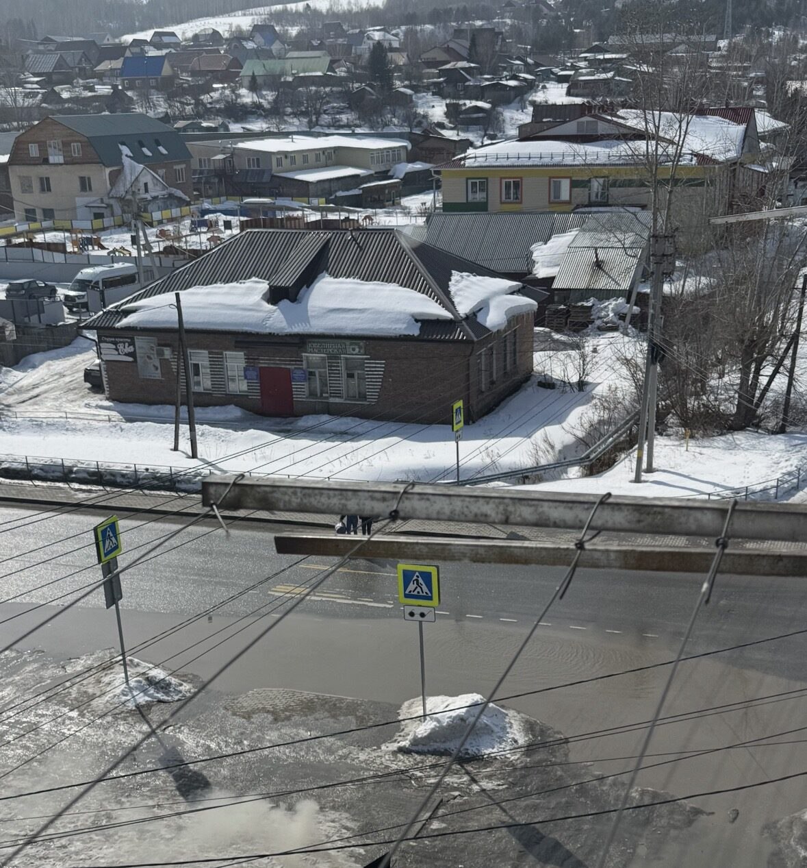 От подписчика. Район Гардинки (остановка Оптовая база) на пешеходном переходе лужа, которая создаёт опасность, перейти через дорогу и соблюдать ПДД невозможно От подписчика. Район Гардинки (остановка Оптовая база) на пешеходном переходе лужа, которая создаёт опасность, перейти через дорогу и соблюдать ПДД невозможно