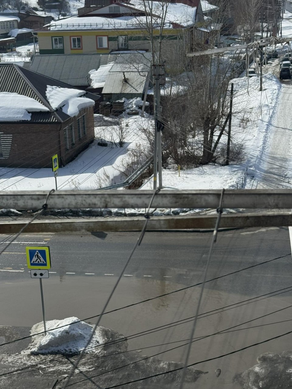От подписчика. Район Гардинки (остановка Оптовая база) на пешеходном переходе лужа, которая создаёт опасность, перейти через дорогу и соблюдать ПДД невозможно От подписчика. Район Гардинки (остановка Оптовая база) на пешеходном переходе лужа, которая создаёт опасность, перейти через дорогу и соблюдать ПДД невозможно