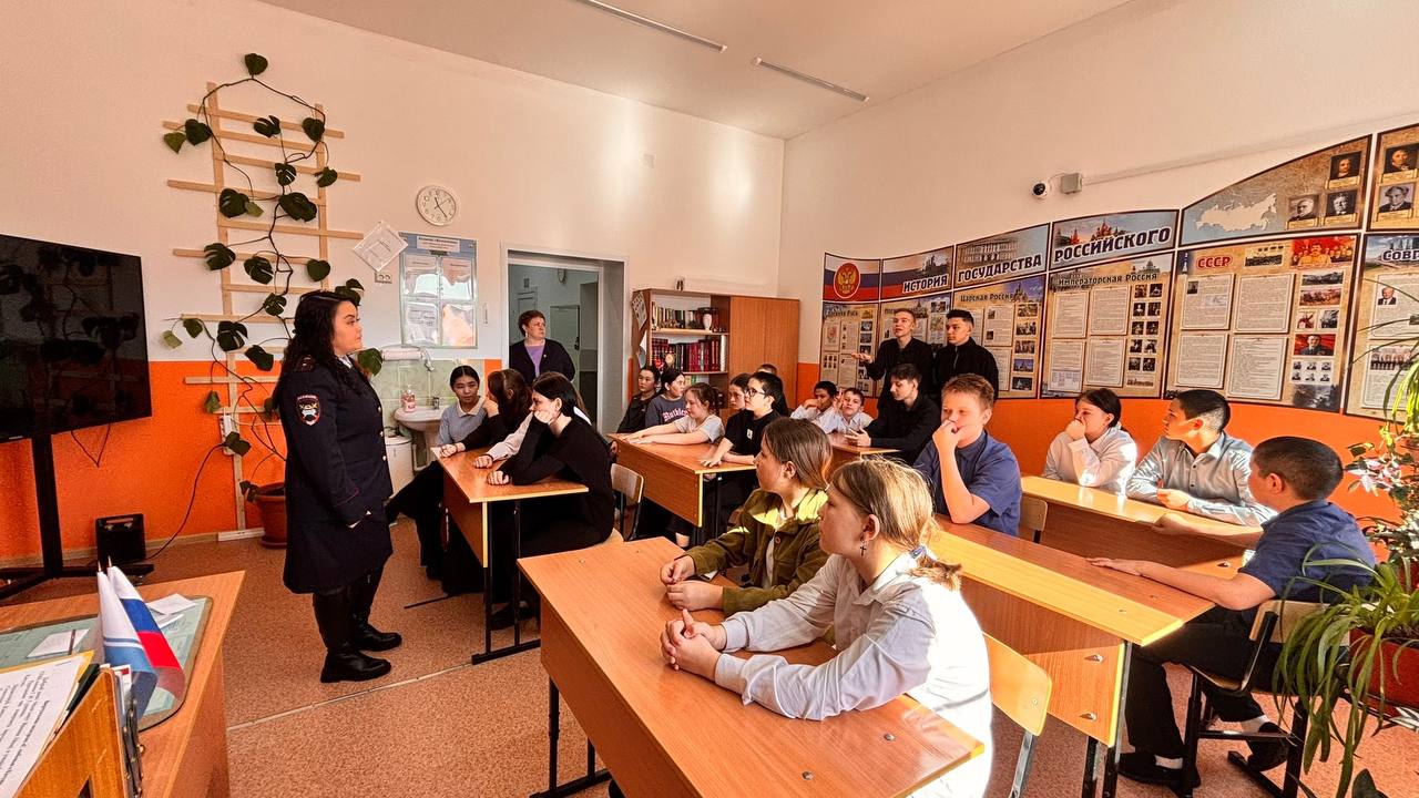 Сотрудники Госавтоинспекции провели беседу о ПДД в Аноской школе Сотрудники Госавтоинспекции провели беседу о ПДД в Аноской школе