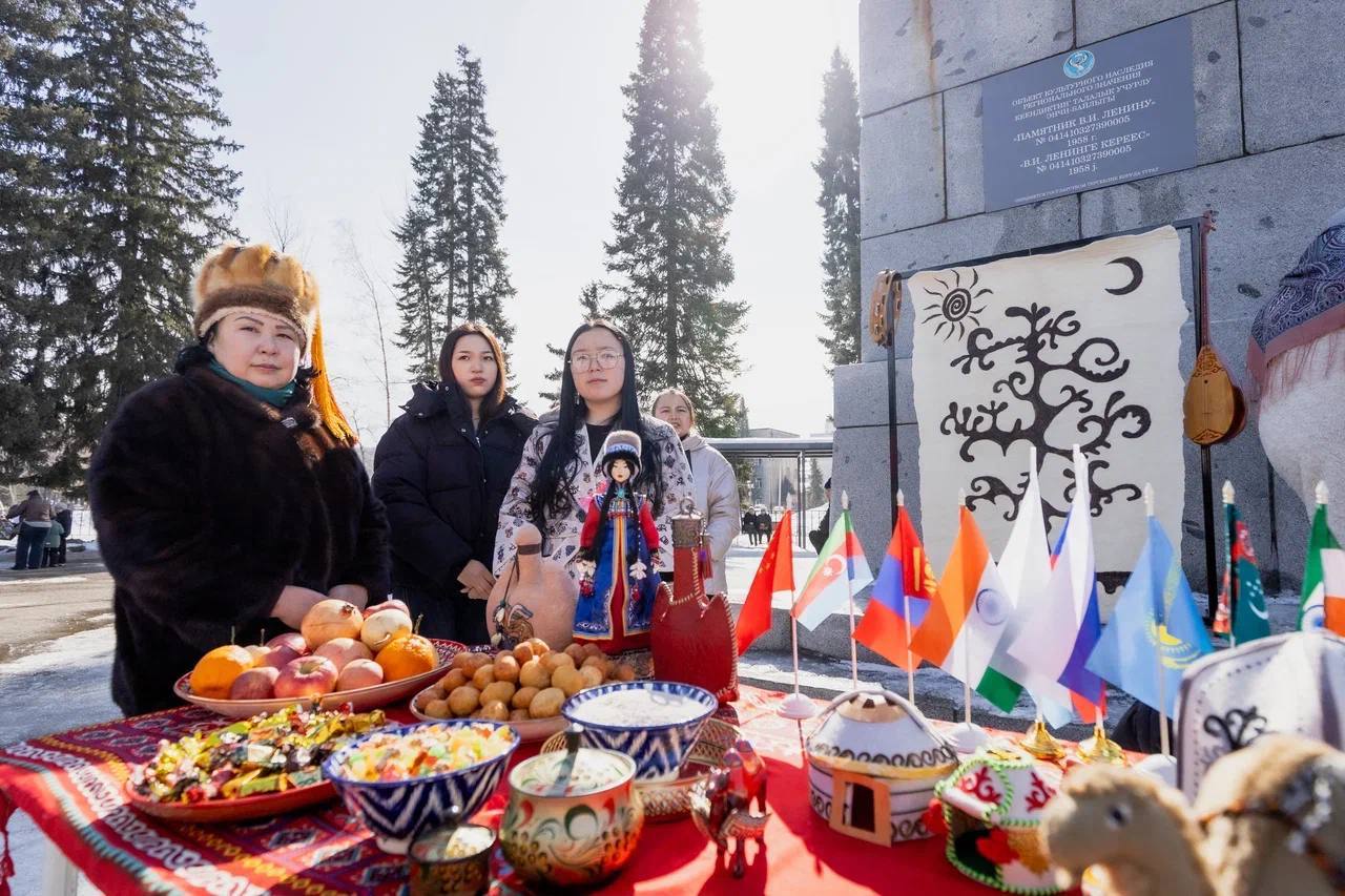 Александр Прокопьев: Поздравляю жителей Республики Алтай с праздниками обновления природы, единства, мира и добра — Дьылгаяком и Наурызом!