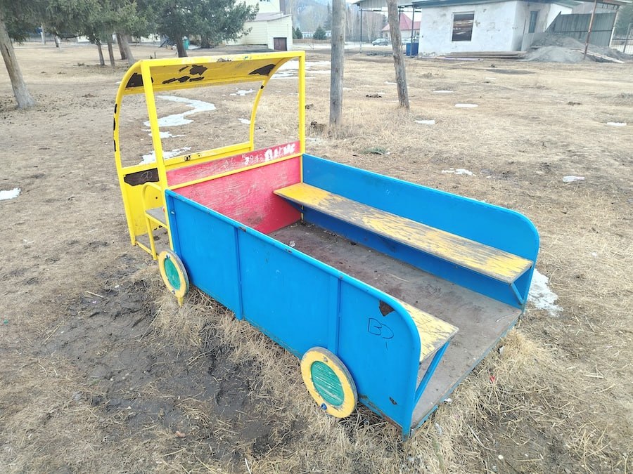 От подписчика. Печально, но в селе Усть-Кан нет детских площадок, а это райцентр! Единственная площадка, которая находится на территории ДК, в таком плачевном состоянии От подписчика. Печально, но в селе Усть-Кан нет детских площадок, а это райцентр! Единственная площадка, которая находится на территории ДК, в таком плачевном состоянии