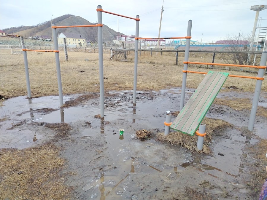 От подписчика. Печально, но в селе Усть-Кан нет детских площадок, а это райцентр! Единственная площадка, которая находится на территории ДК, в таком плачевном состоянии От подписчика. Печально, но в селе Усть-Кан нет детских площадок, а это райцентр! Единственная площадка, которая находится на территории ДК, в таком плачевном состоянии