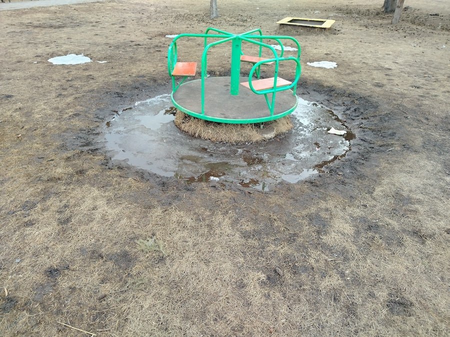 От подписчика. Печально, но в селе Усть-Кан нет детских площадок, а это райцентр! Единственная площадка, которая находится на территории ДК, в таком плачевном состоянии От подписчика. Печально, но в селе Усть-Кан нет детских площадок, а это райцентр! Единственная площадка, которая находится на территории ДК, в таком плачевном состоянии