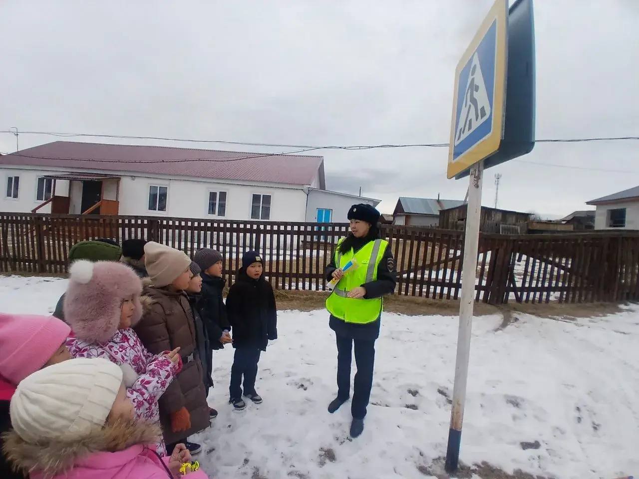 Профилактическая акция «Дети, пешеходы» прошла в Еловской школе Профилактическая акция «Дети, пешеходы» прошла в Еловской школе