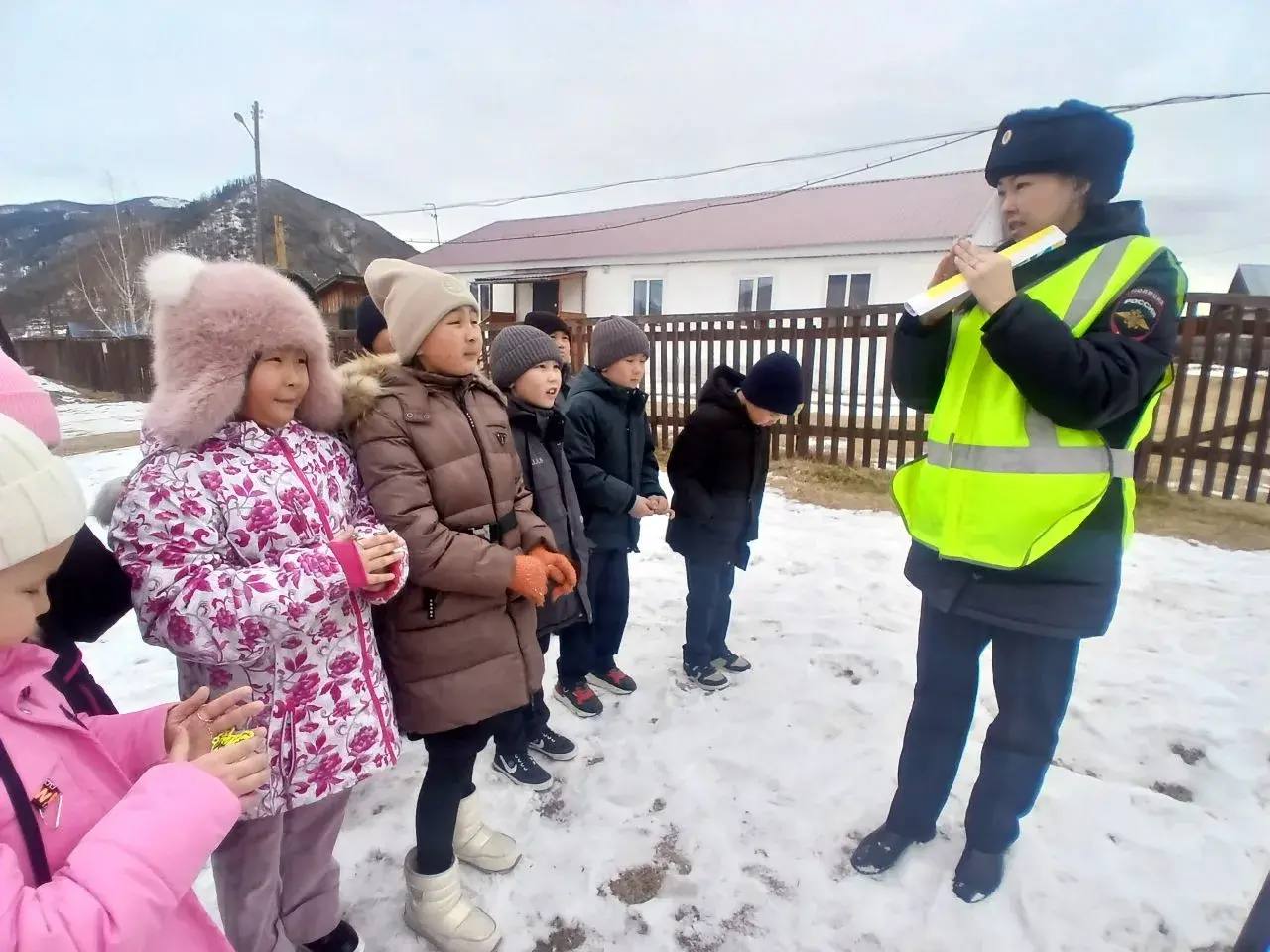 Профилактическая акция «Дети, пешеходы» прошла в Еловской школе Профилактическая акция «Дети, пешеходы» прошла в Еловской школе
