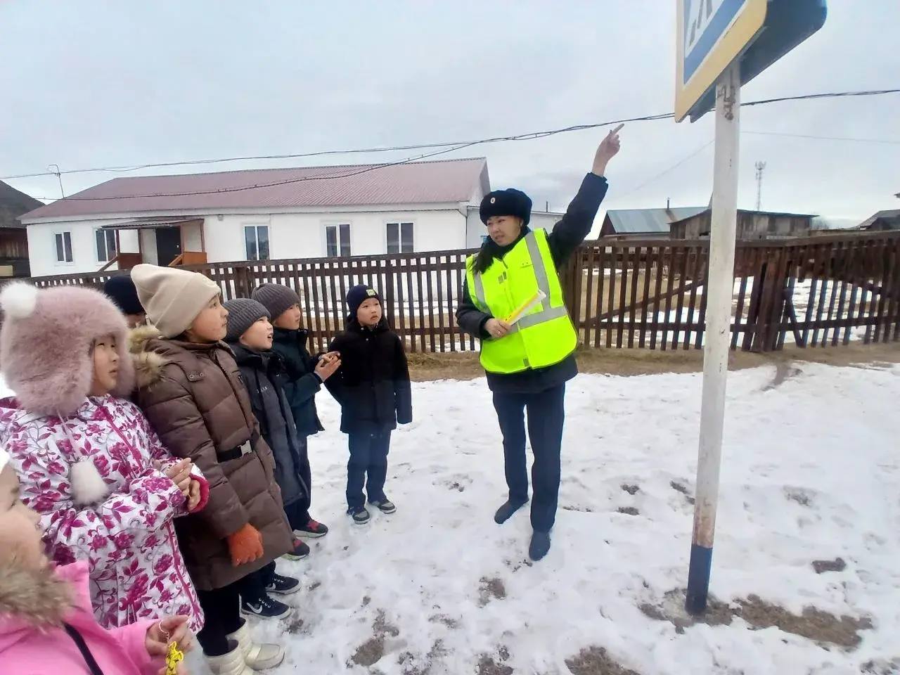 Профилактическая акция «Дети, пешеходы» прошла в Еловской школе Профилактическая акция «Дети, пешеходы» прошла в Еловской школе