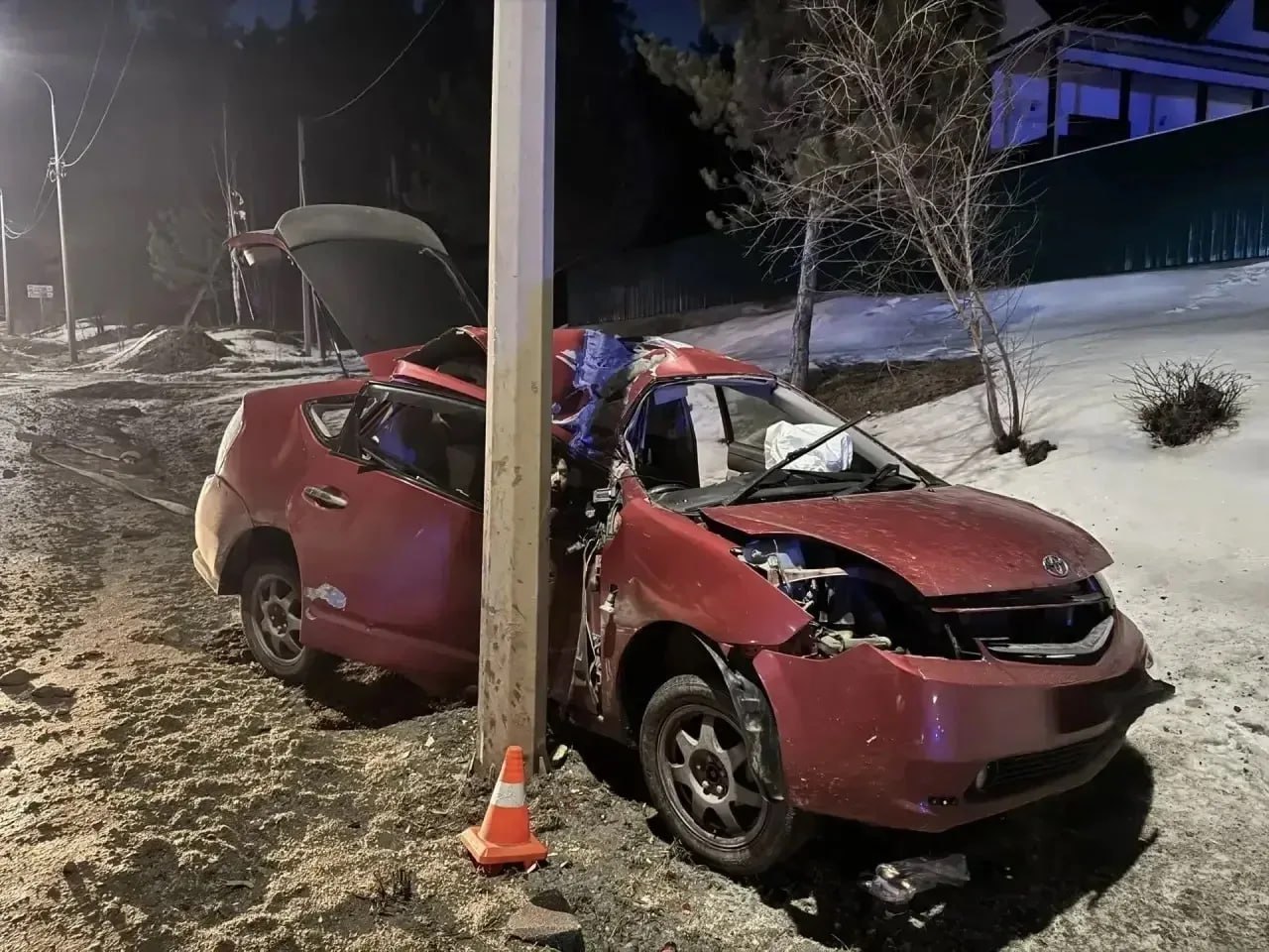 Смертельная трагедия в Манжероке: иномарка влетела в опору ЛЭП, водитель погиб на месте