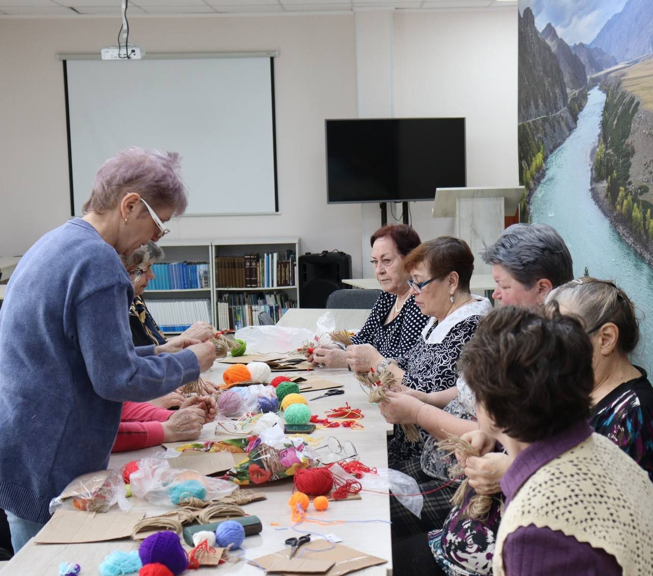 В Майминской центральной библиотеке состоялся мастер-класс «Славянская птица счастья», собравший любителей народного творчества и рукоделия