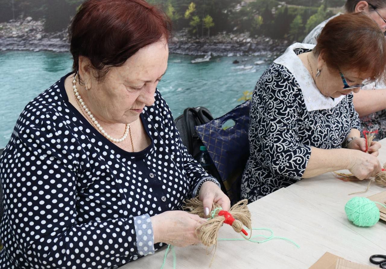 В Майминской центральной библиотеке состоялся мастер-класс «Славянская птица счастья», собравший любителей народного творчества и рукоделия В Майминской центральной библиотеке состоялся мастер-класс «Славянская птица счастья», собравший любителей народного творчества и рукоделия