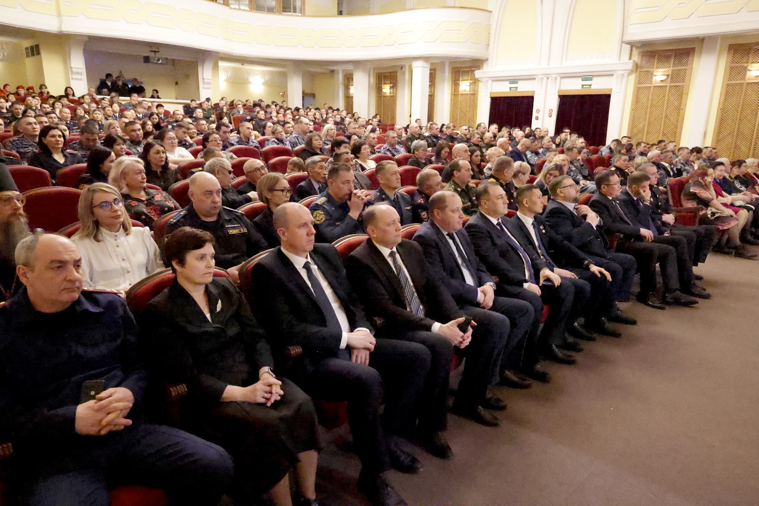 26 марта в Национальном театре им. П.В. Кучияк состоялось торжественное собрание, посвященное 10-летию войск национальной гвардии РФ и 215-й годовщине образования войск правопорядка