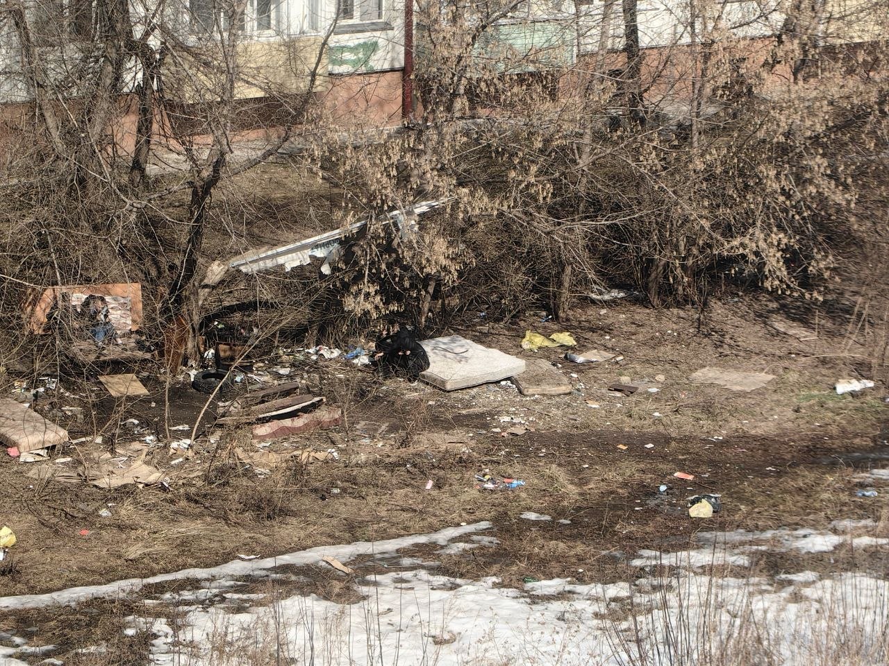 От подписчика. Под окнами дома на Коммунистическом 59/1 вот такая свалка