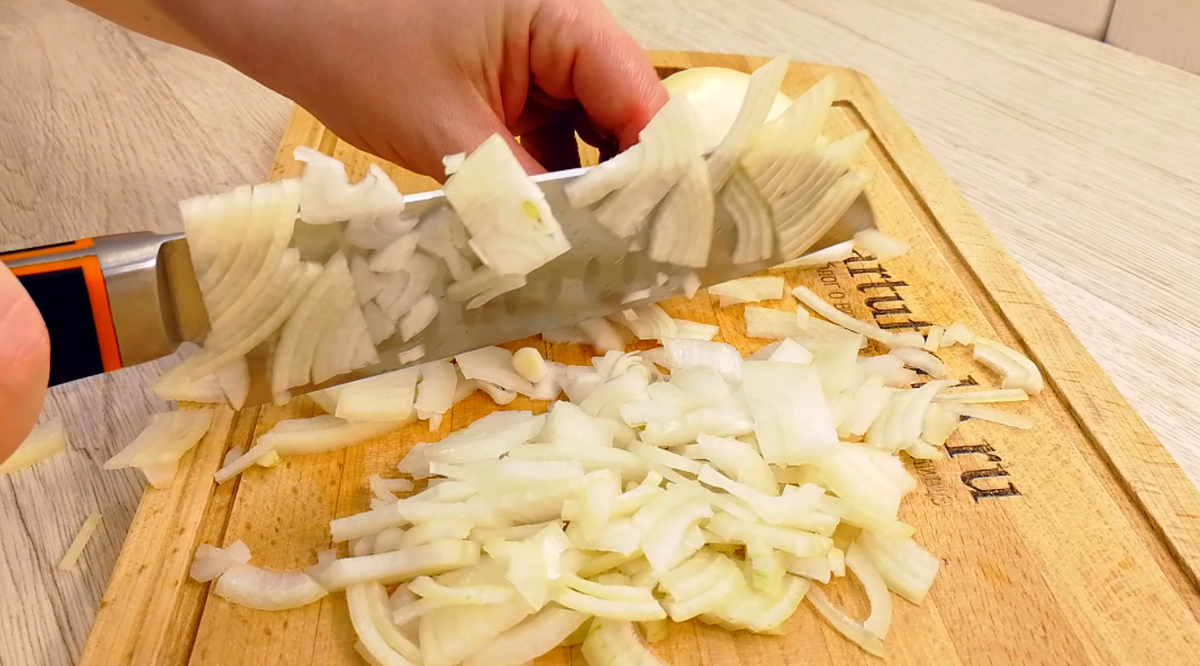 Необычный ленивый капустный пирог с овощами и томатной глазурью