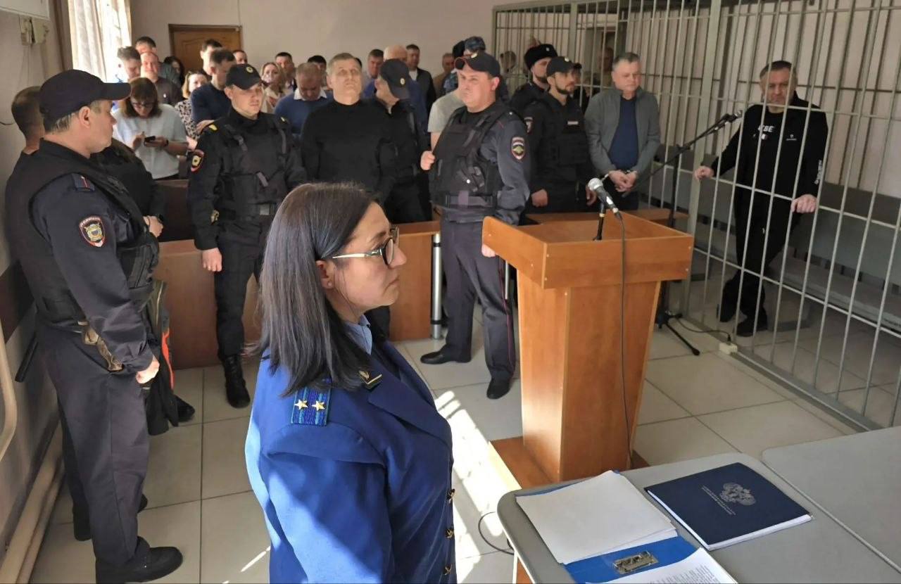 Экс-глава спецуправления МЧС Бийска Виктор Великодный получил 11 лет колонии за хищение более 600 млн рублей, сообщили в прокуратуре Алтайского края