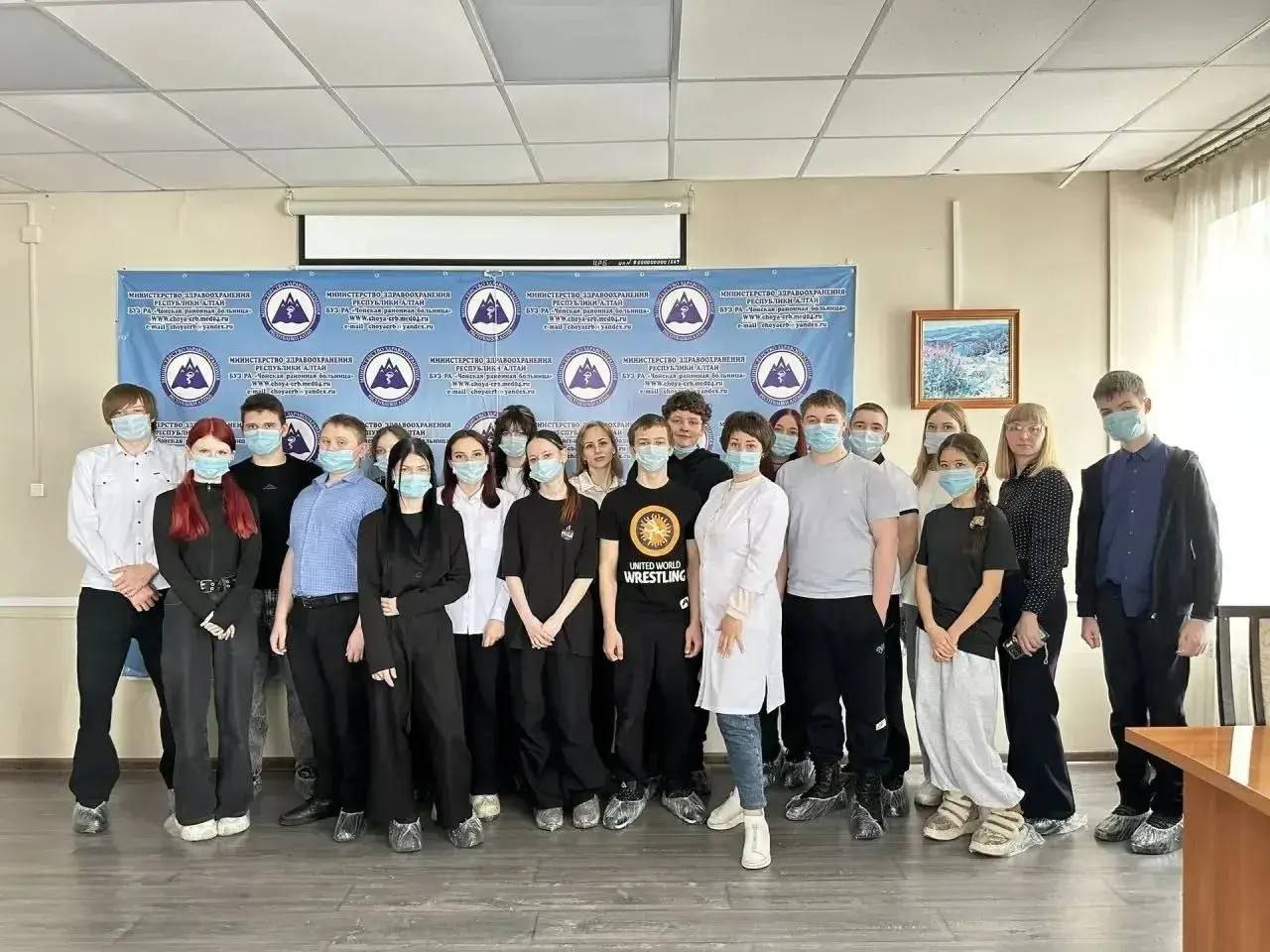 Для учащихся 8-10 классов Сейкинской школы провели профориентационную экскурсию в Чойской районной больнице Для учащихся 8-10 классов Сейкинской школы провели профориентационную экскурсию в Чойской районной больнице