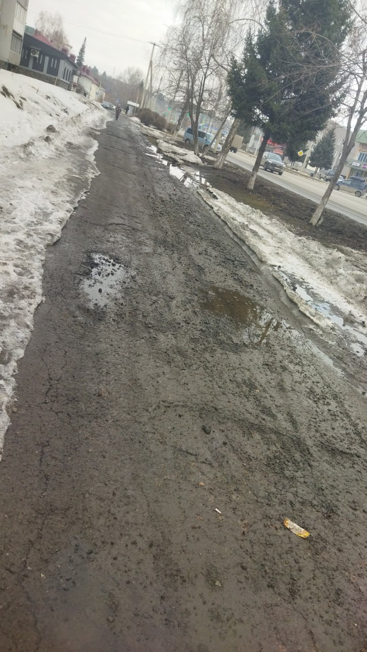 От подписчика. По проспекту Коммунистическому в районе дома 143 и 145 состояние тротуаров очень печальное От подписчика. По проспекту Коммунистическому в районе дома 143 и 145 состояние тротуаров очень печальное