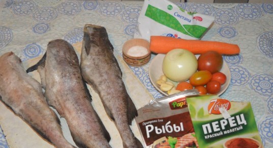 Минтай с овощами: как приготовить сочное блюдо в сметанном соусе