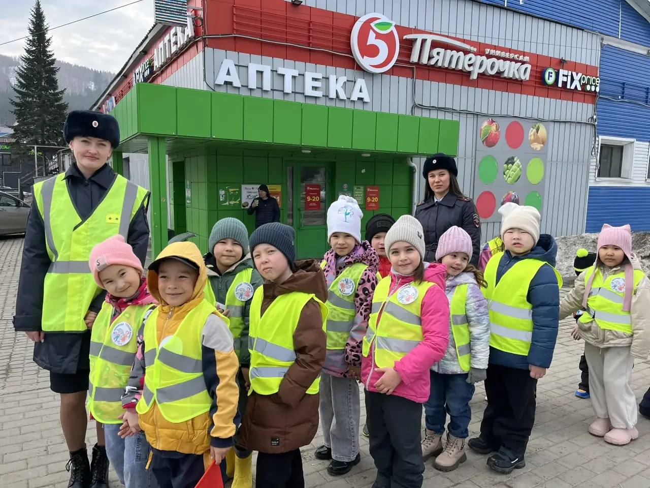 Азбука безопасности с пеленок: автоинспекторы провели урок для малышей Азбука безопасности с пеленок: автоинспекторы провели урок для малышей