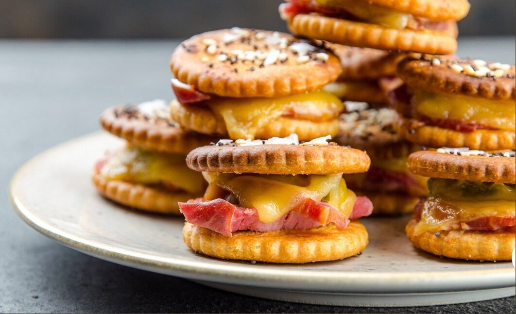 Вкусные крекерные сэндвичи для быстрого перекуса