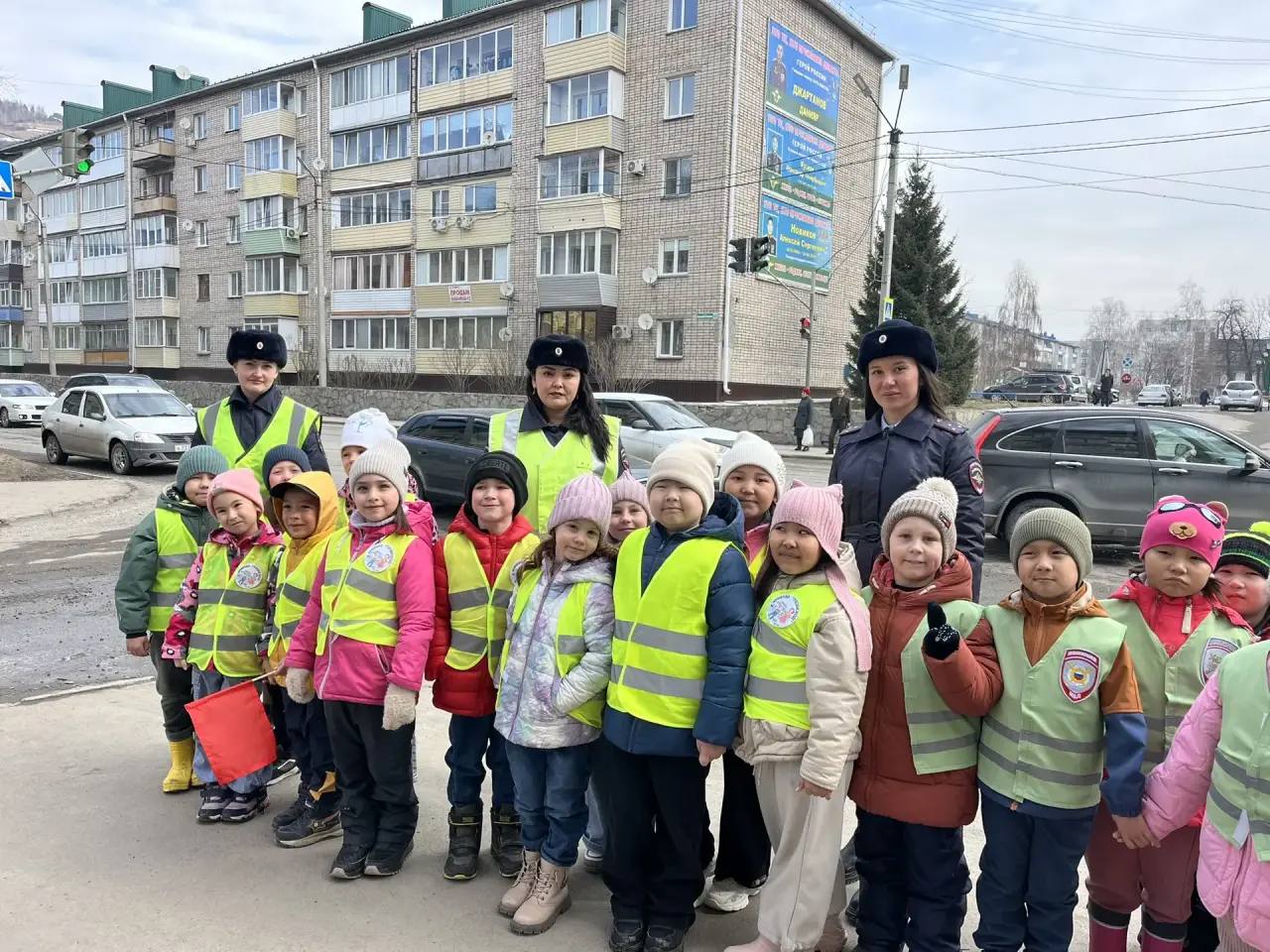 Азбука безопасности с пеленок: автоинспекторы провели урок для малышей