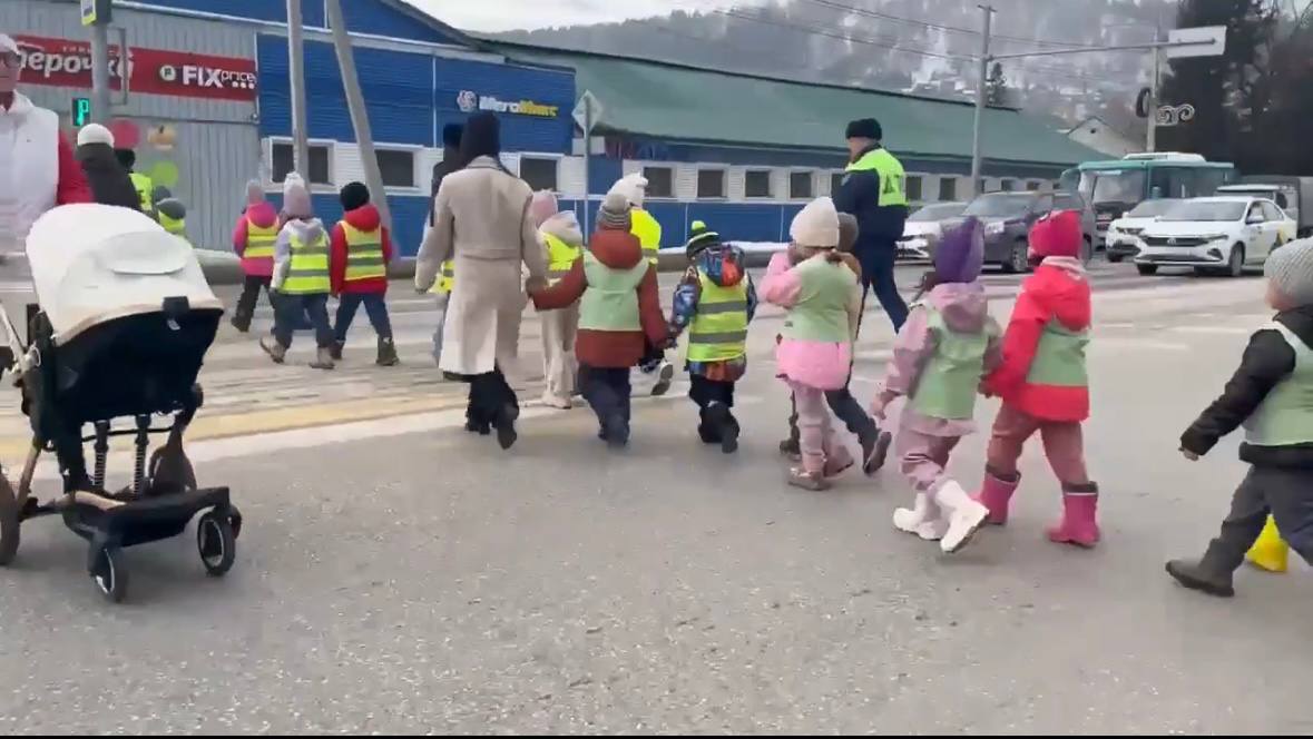 Азбука безопасности с пеленок: автоинспекторы провели урок для малышей Азбука безопасности с пеленок: автоинспекторы провели урок для малышей