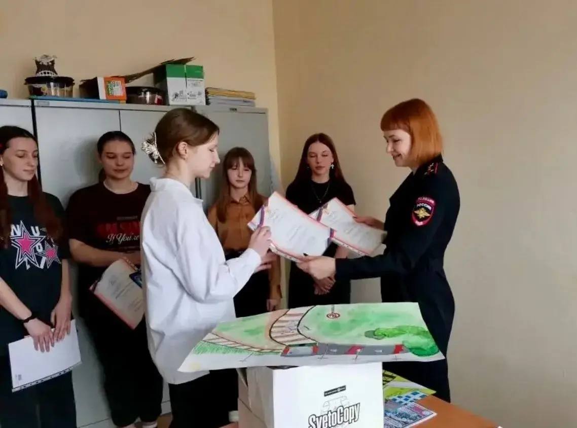 Сотрудники Алтайского линейного управления МВД России подвели итоги конкурса рисунков «Безопасный транспорт» Сотрудники Алтайского линейного управления МВД России подвели итоги конкурса рисунков «Безопасный транспорт»