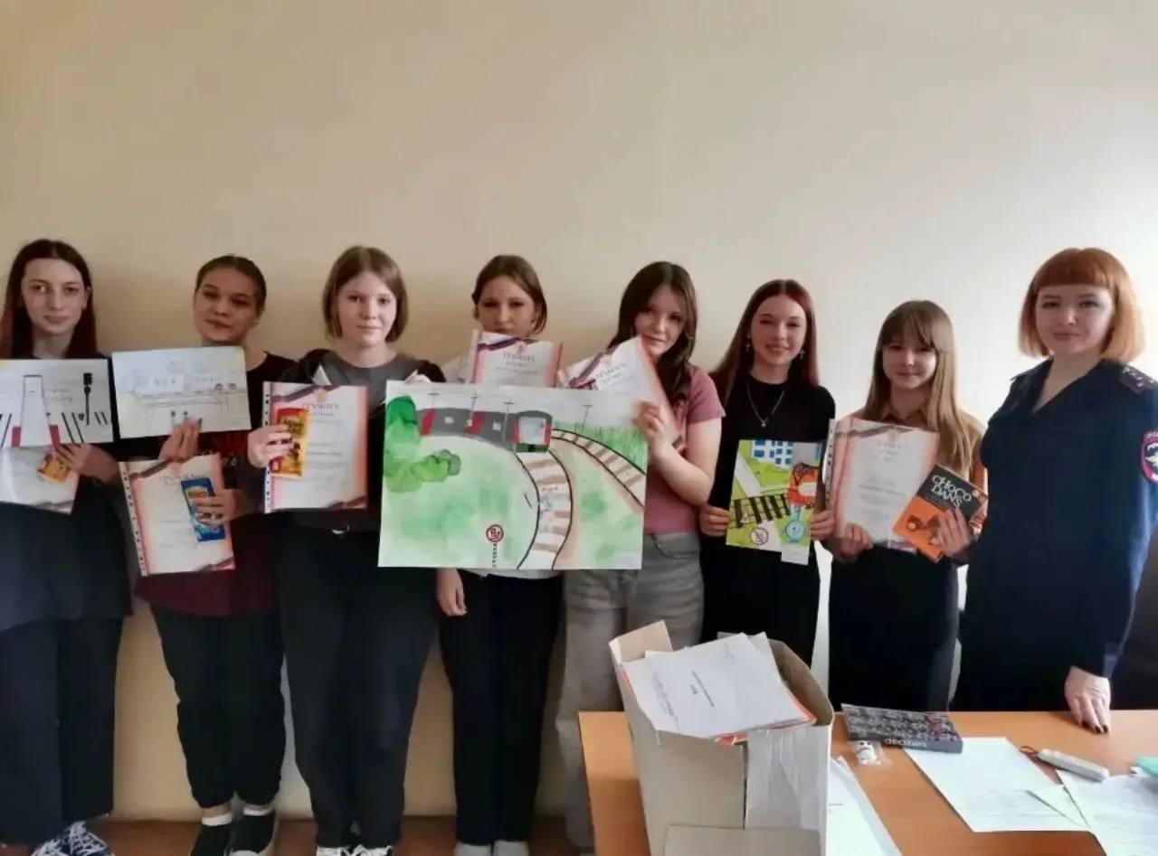 Сотрудники Алтайского линейного управления МВД России подвели итоги конкурса рисунков «Безопасный транспорт»