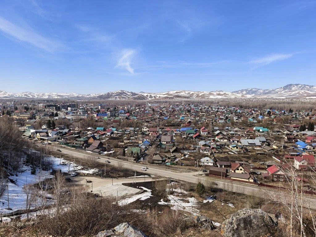 Ещё не зелень, но уже не снег Ещё не зелень, но уже не снег