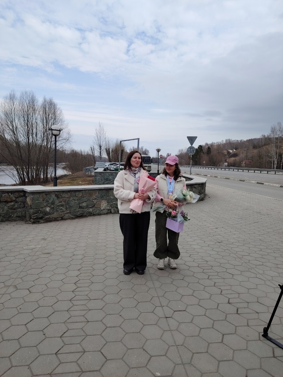 Сегодня на въезде в Республику Алтай состоялась торжественная встреча Екатерины Беляковой, победительницы Первенства России по биатлону среди юношей и девушек 17-18 лет Сегодня на въезде в Республику Алтай состоялась торжественная встреча Екатерины Беляковой, победительницы Первенства России по биатлону среди юношей и девушек 17-18 лет