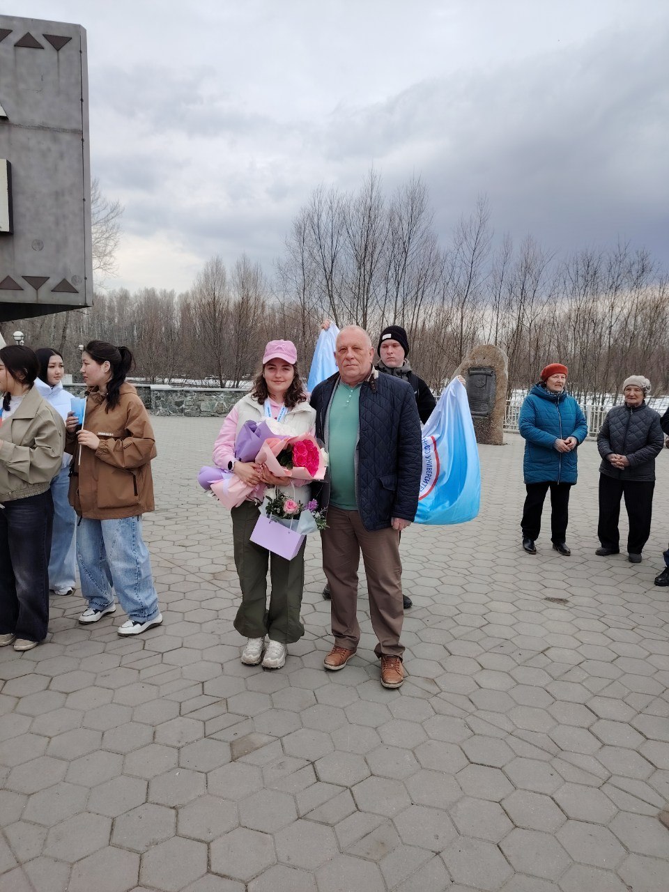 Сегодня на въезде в Республику Алтай состоялась торжественная встреча Екатерины Беляковой, победительницы Первенства России по биатлону среди юношей и девушек 17-18 лет Сегодня на въезде в Республику Алтай состоялась торжественная встреча Екатерины Беляковой, победительницы Первенства России по биатлону среди юношей и девушек 17-18 лет