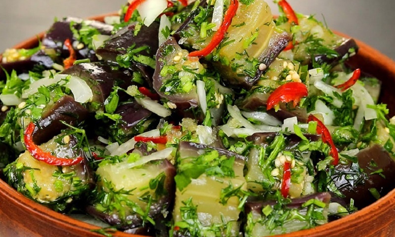 Вкус, обманчиво напоминающий лесные грибы: уникальный баклажанный салат на зиму