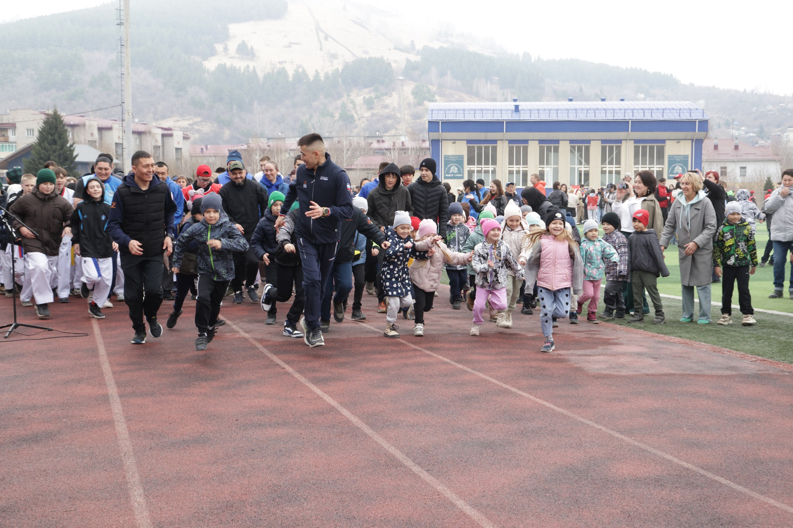 Министр вышел на зарядку: Александр Суразов лично разбудил Горно-Алтайск спортом Министр вышел на зарядку: Александр Суразов лично разбудил Горно-Алтайск спортом
