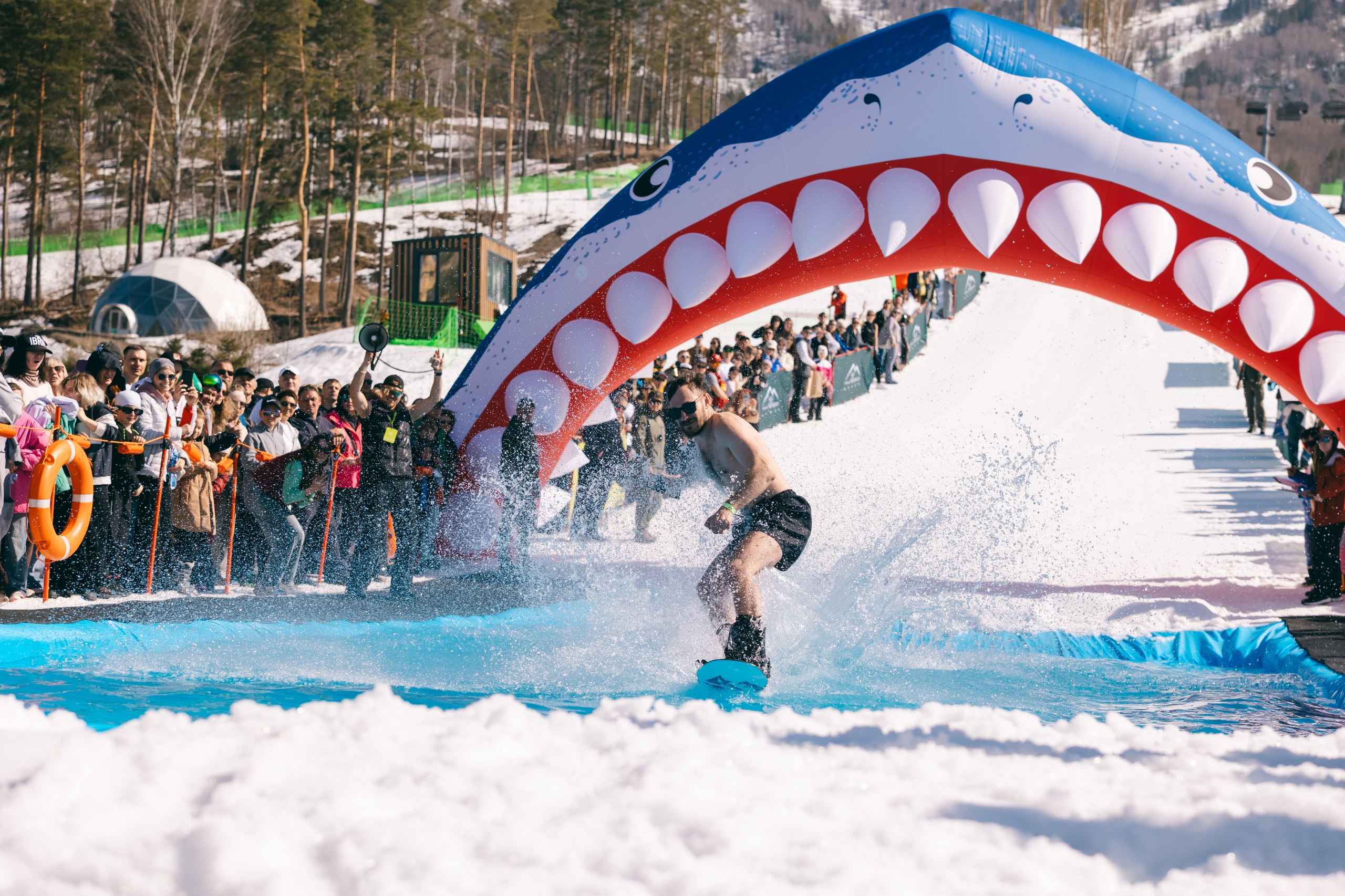 Как 200 спортсменов «прыгнули в лето» в «Манжероке» Как 200 спортсменов «прыгнули в лето» в «Манжероке»