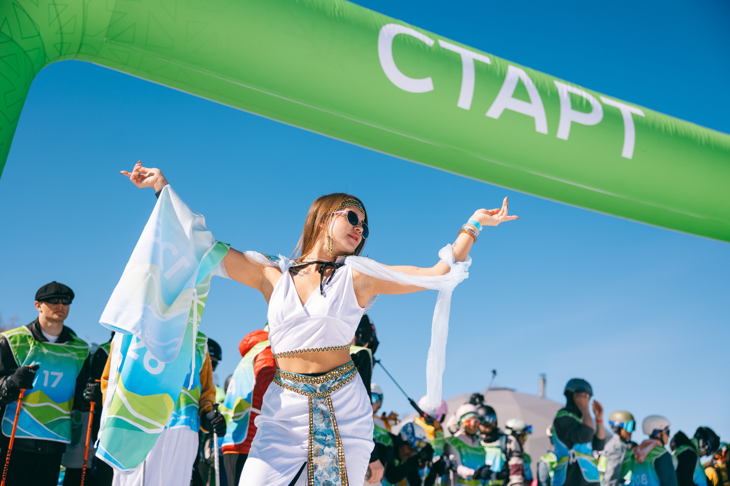 Как 200 спортсменов «прыгнули в лето» в «Манжероке» Как 200 спортсменов «прыгнули в лето» в «Манжероке»