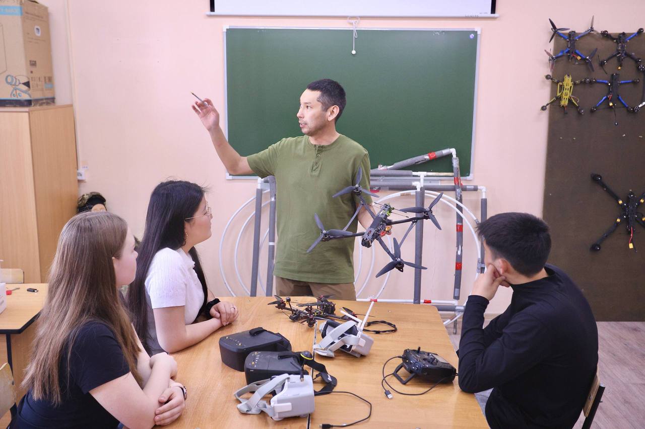 В медколледже Горного Алтая будущих фельдшеров учат управлять дронами