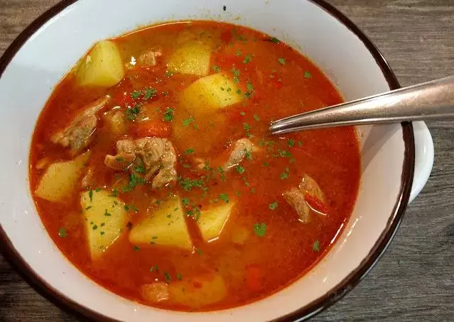Тёплый венгерский картофельный суп: уютный вкус осени