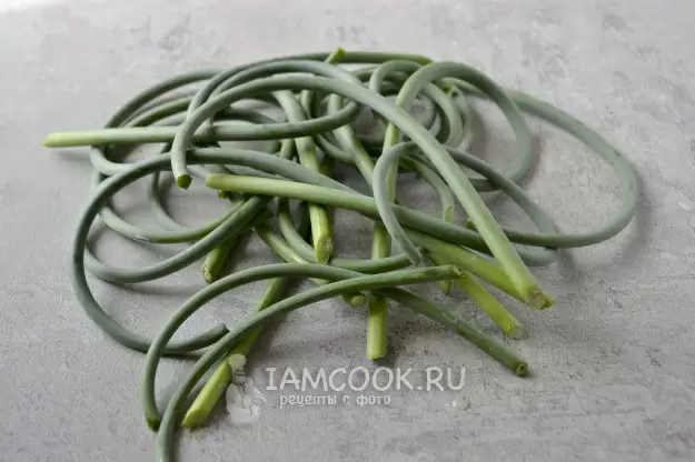 Как приготовить ароматный салат с чесночными стрелками: простой и вкусный рецепт