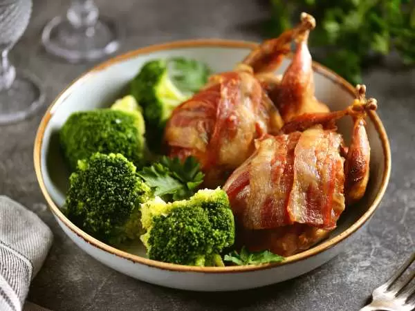 Нежные перепела в хрустящем беконе: как поразить гостей на празднике