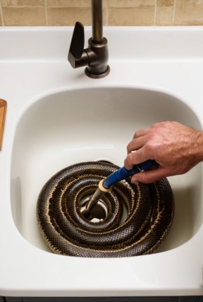 Как выбрать и использовать прочистное устройство для слива: практическое руководство