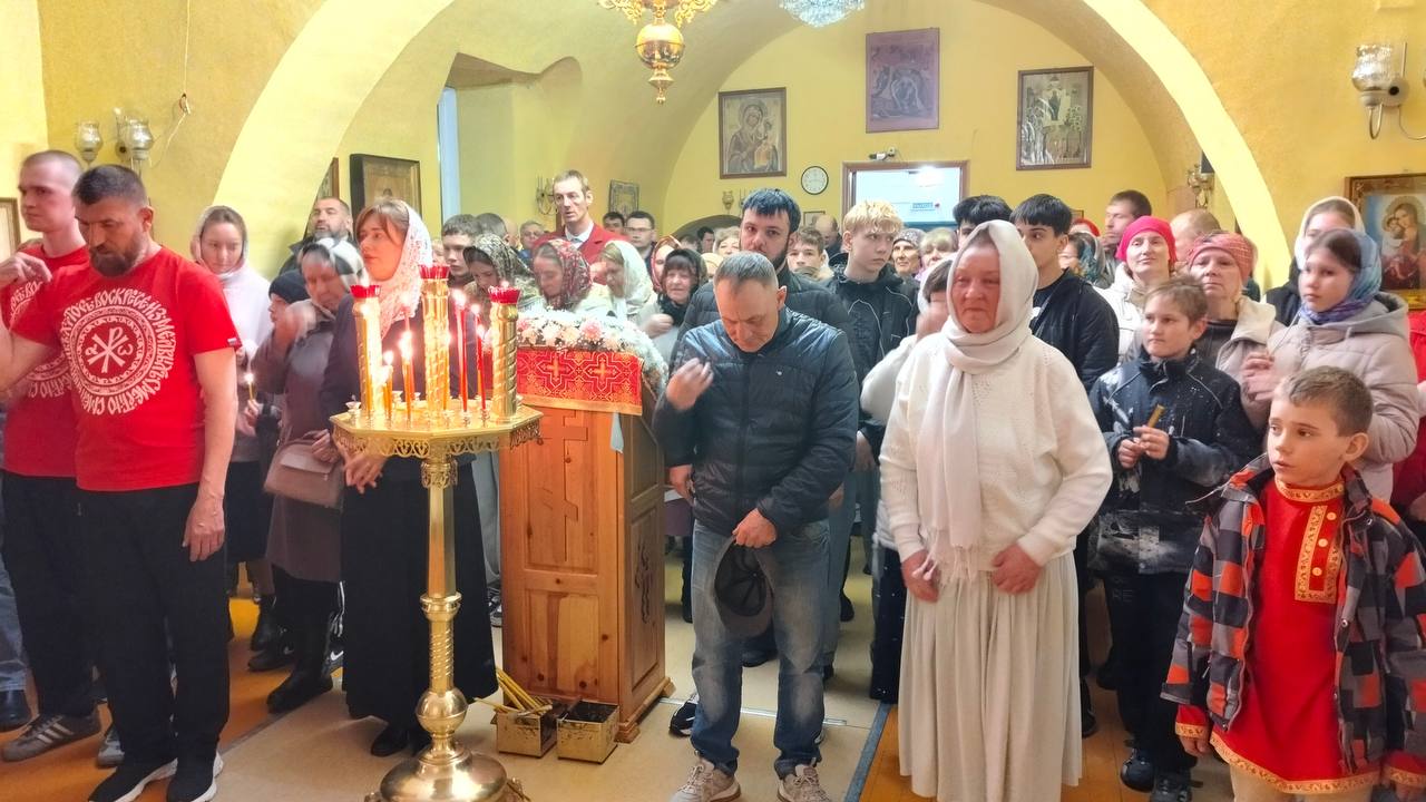 В ночь с 11 на 12 апреля 2026 года, в праздник Светлого Христова Воскресения, в храме Сошествия Святого Духа (с. Майма) были совершены торжественные Пасхальные богослужения В ночь с 11 на 12 апреля 2026 года, в праздник Светлого Христова Воскресения, в храме Сошествия Святого Духа (с. Майма) были совершены торжественные Пасхальные богослужения