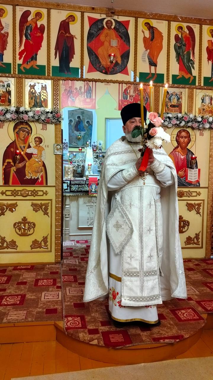 В ночь с 11 на 12 апреля 2026 года, в праздник Светлого Христова Воскресения, в храме Сошествия Святого Духа (с. Майма) были совершены торжественные Пасхальные богослужения