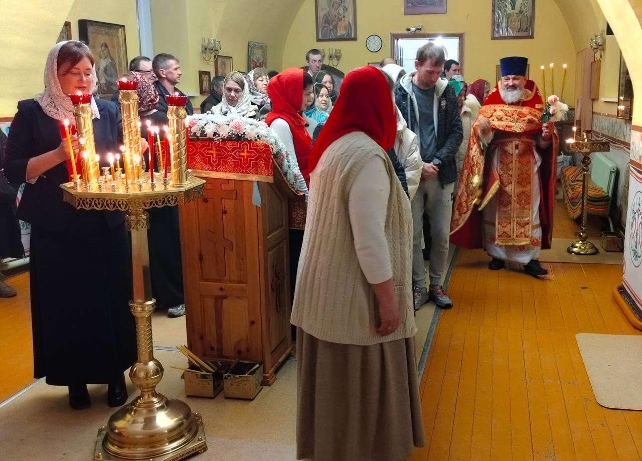 В ночь с 11 на 12 апреля 2026 года, в праздник Светлого Христова Воскресения, в храме Сошествия Святого Духа (с. Майма) были совершены торжественные Пасхальные богослужения В ночь с 11 на 12 апреля 2026 года, в праздник Светлого Христова Воскресения, в храме Сошествия Святого Духа (с. Майма) были совершены торжественные Пасхальные богослужения