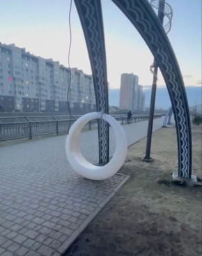 В сквере семьи вчера вечером подросток на качеле качался, она резко оборвалась и вот итог - травмы, гипс