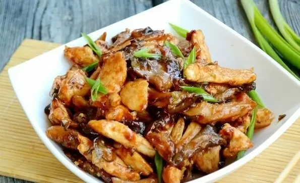 Куриное филе, тушенное с вешенками в кисло-сладком соусе
