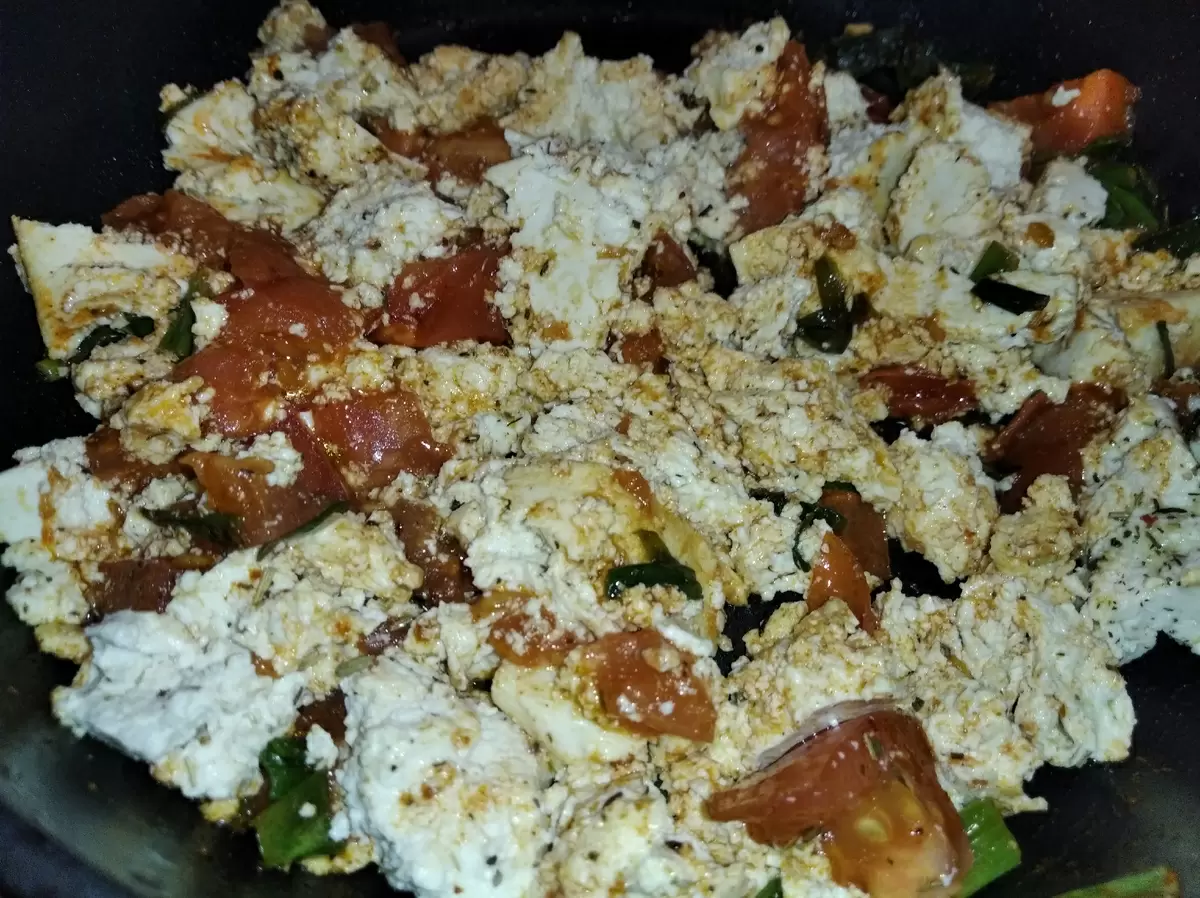 Сытный завтрак без яиц: как приготовить тофу-скрэмбл