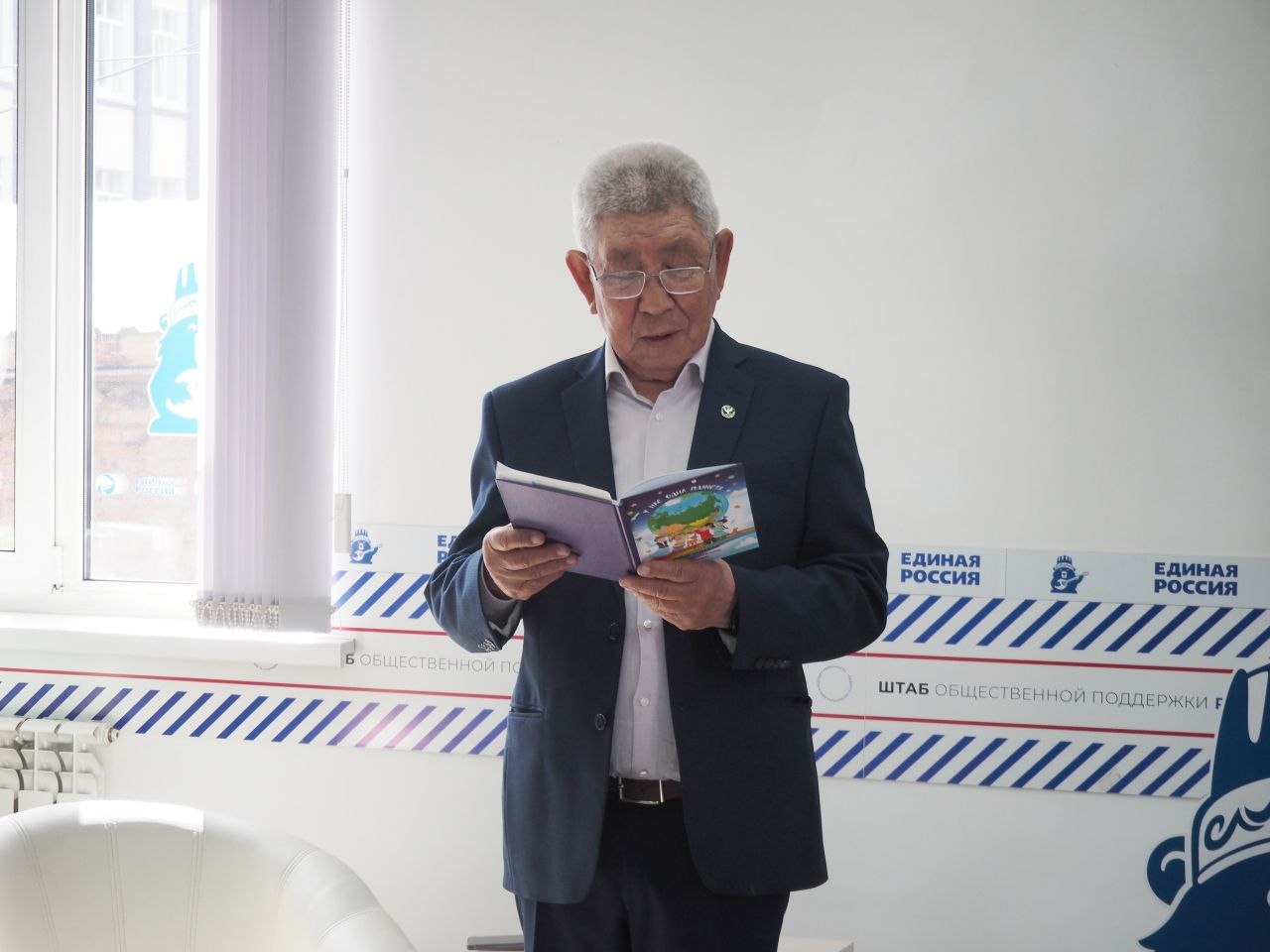 Строчки книг зовут в дорогу