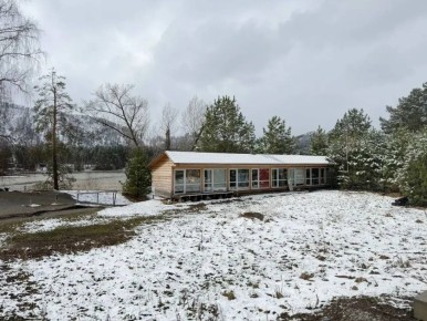 Суд обязал демонтировать незаконную постройку на берегу Катуни у памятника Шишкову