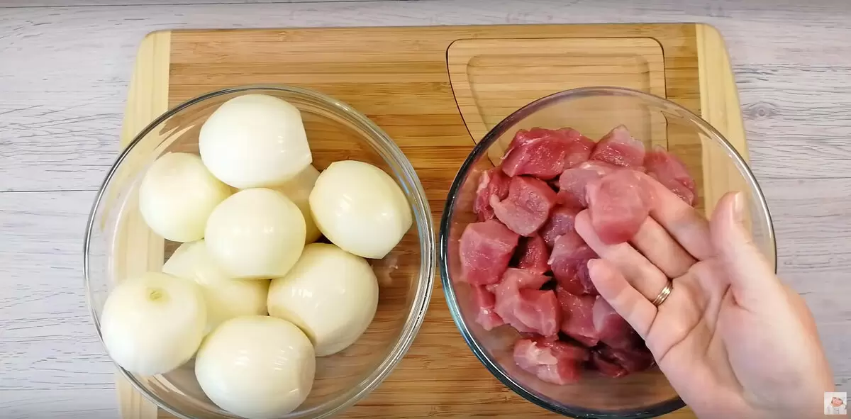 Невероятное мясное блюдо с секретом: как 9 луковиц превращаются в соус