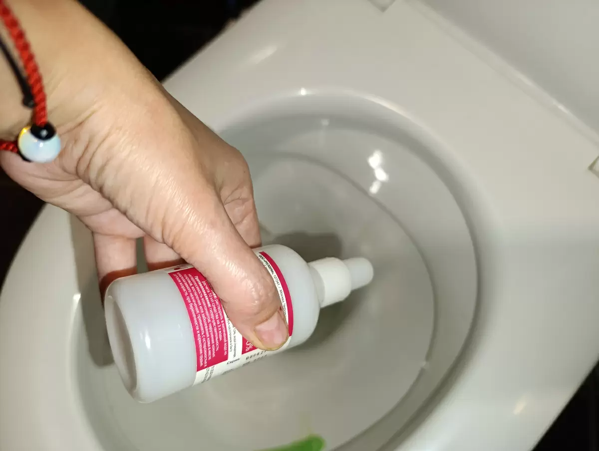 Устраните ржавые пятна с унитаза с помощью простых аптечных средств