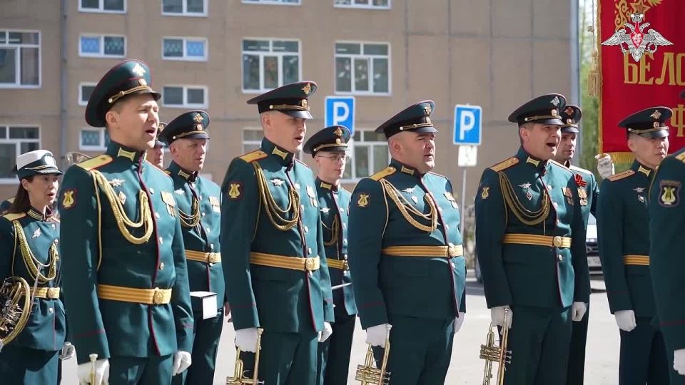 Минобороны России: Военнослужащие РВСН поздравили ветеранов с наступающим Днем Победы