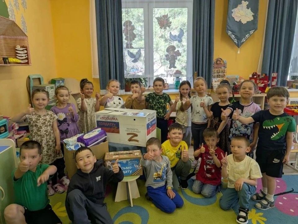 В Чемале малыши из группы «Росинки» детского сада «Лисёнок» собрали гуманитарную помощь для наших земляков-военнослужащих (с помощью родителей, разумеется) В Чемале малыши из группы «Росинки» детского сада «Лисёнок» собрали гуманитарную помощь для наших земляков-военнослужащих (с помощью родителей, разумеется)